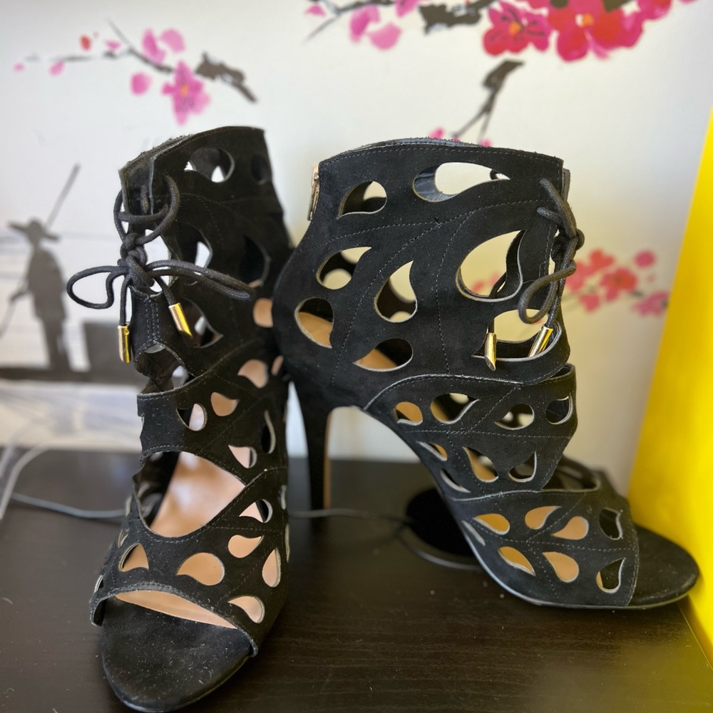 [Free add on item] Aldo laser cut ankle zipper heels